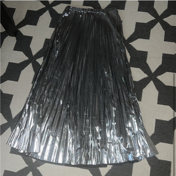 Dressed in LALA Metallic Pleated Midi Skirt in Sterling Silver - Picture 4 of 5